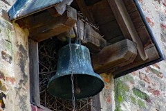 © „Burgen in Westfalen” | Glocke am Kapellengiebel im Innenhof