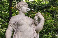 (8) Statue an der Burgallee - Flora