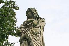 [3] Statue an der Burgallee | Vestalin